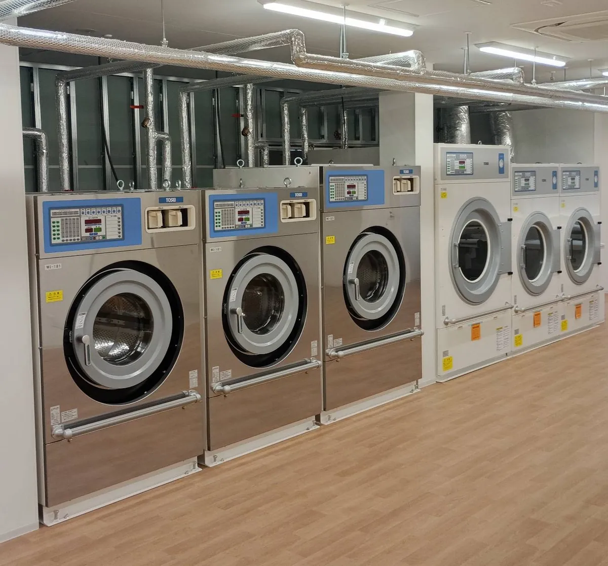 設置が完了した業務用洗濯機3台と乾燥機3台